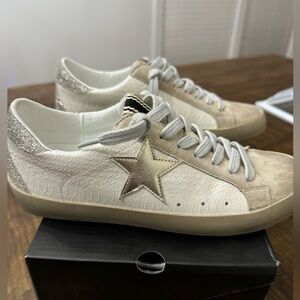 SHU SHOP Paula Low Top Sneakers size 7
Only worn once.